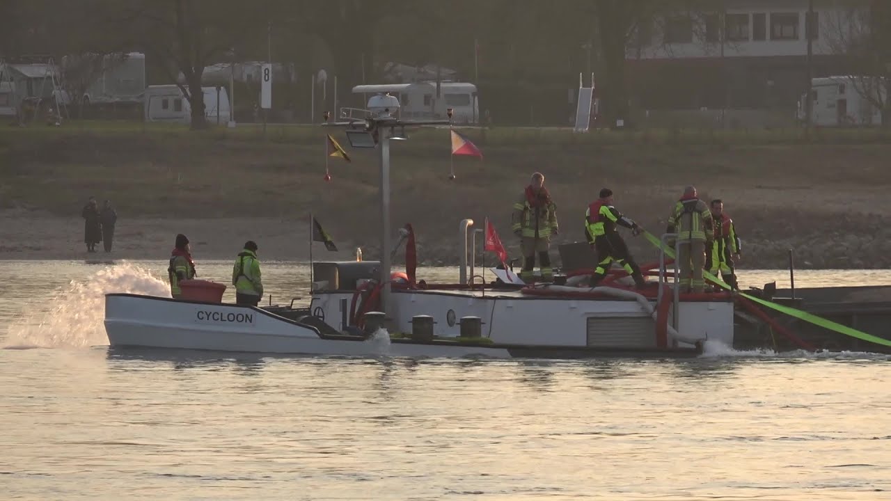 Frachter läuft voll Wasser - Feuerlöschboote Köln + Bonn pumpen auf Rhein in Köln am 24.1.26 + O-Ton
