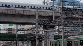 大崎ガーデンタワー付近より、東海道新幹線、横須賀線と埼京線、りんかい線のクロス。2019年6月8日。