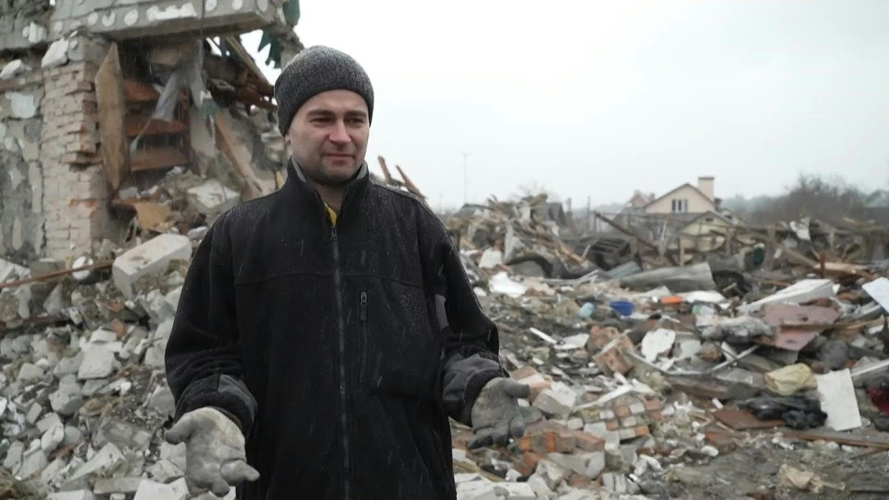 Homem chora morte de esposa e deseja 'inferno' para Putin | AFP