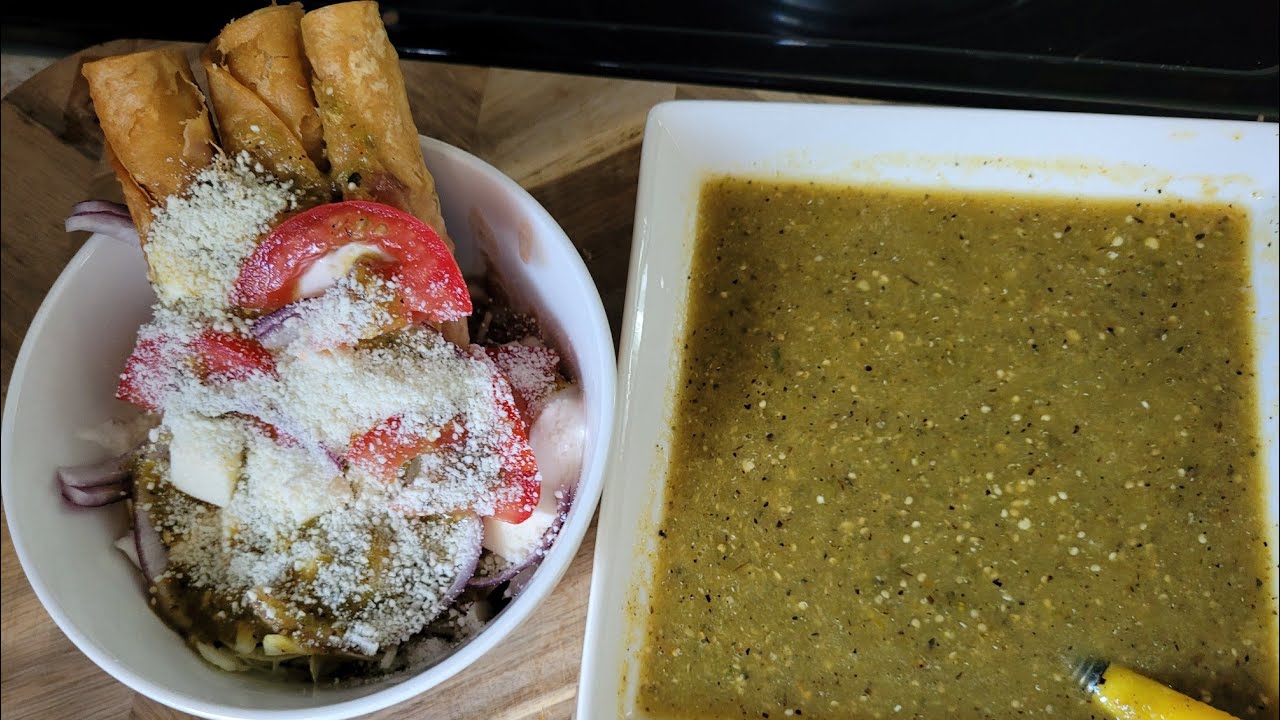 Tacos Dorados de pollo Ahogados en frijoles y salsa verde es mi comida