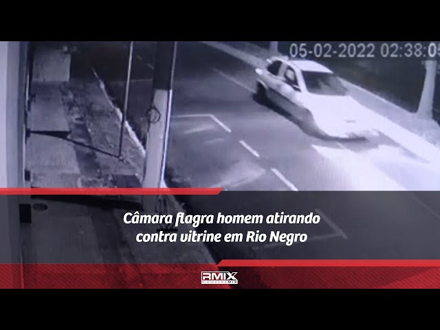 Câmara flagra homem atirando contra vitrine em Rio Negro