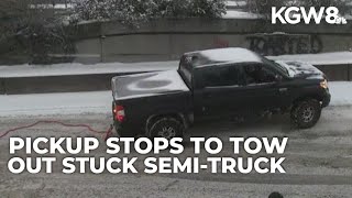 Truk pikap bantu menarik truk semi yang terjebak salju di I-405 di Portland screenshot 2