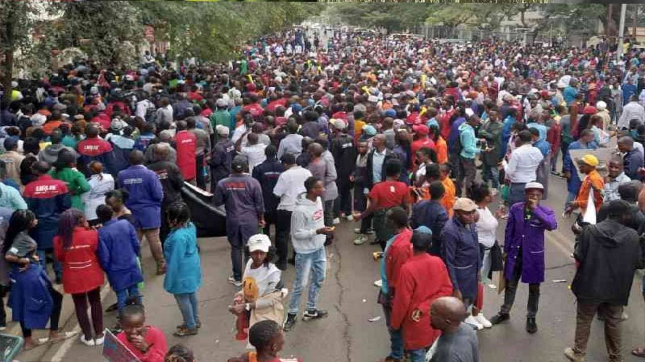 BREAKING NEWS:KIBERA AZIMIO ALLIES STARTS COLLECTING SIGNATURES TO REMOVE RUTO FROM STATEHOUSE