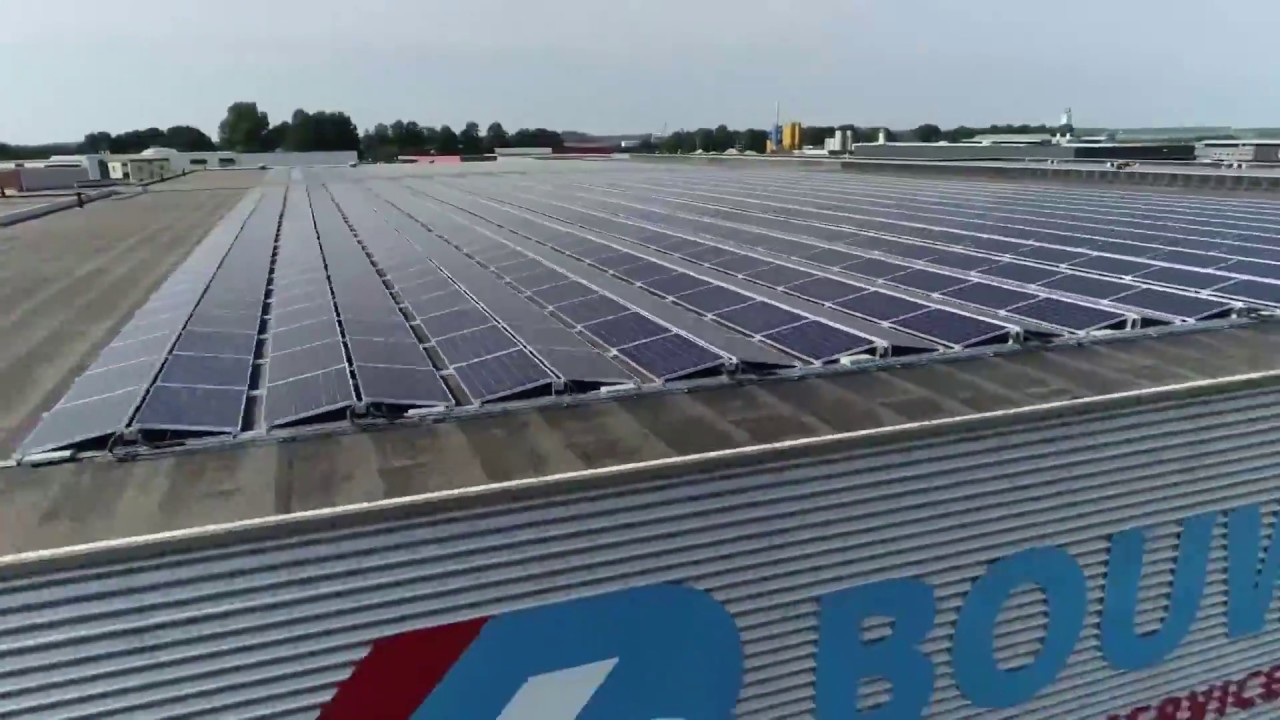 NIJKERK - Bouw logistics legt 9000 zonnepanelen