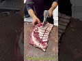 Die Kunst des Fleischzerlegens: Rippchen für die Zubereitung vorbereiten