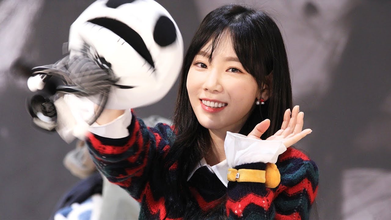 171217 사진 찍으라고 포즈 취해주는 태연 (Taeyeon) 팬사인회 직캠 4K Fansign Fancam by 비몽 ...