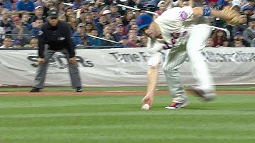 PHI@NYM: Wright picks up bunt, fires to first in time