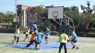 1021129山崎國小籃球隊翊祐進攻籃板補進