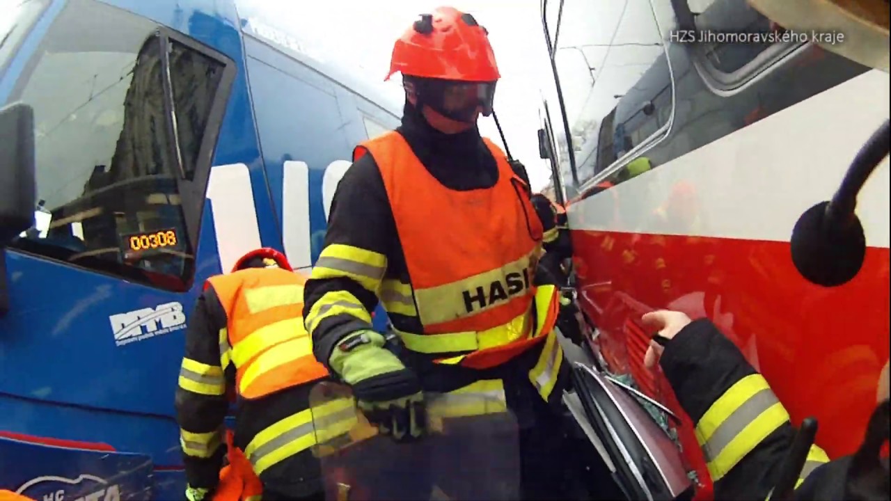 Nehoda osobního auta a dvou tramvají