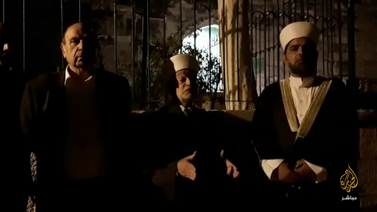 فلسطينيون يعتصمون عند باب الأسباط بعد إغلاق المسجد الأقصى جراء عملية طعن