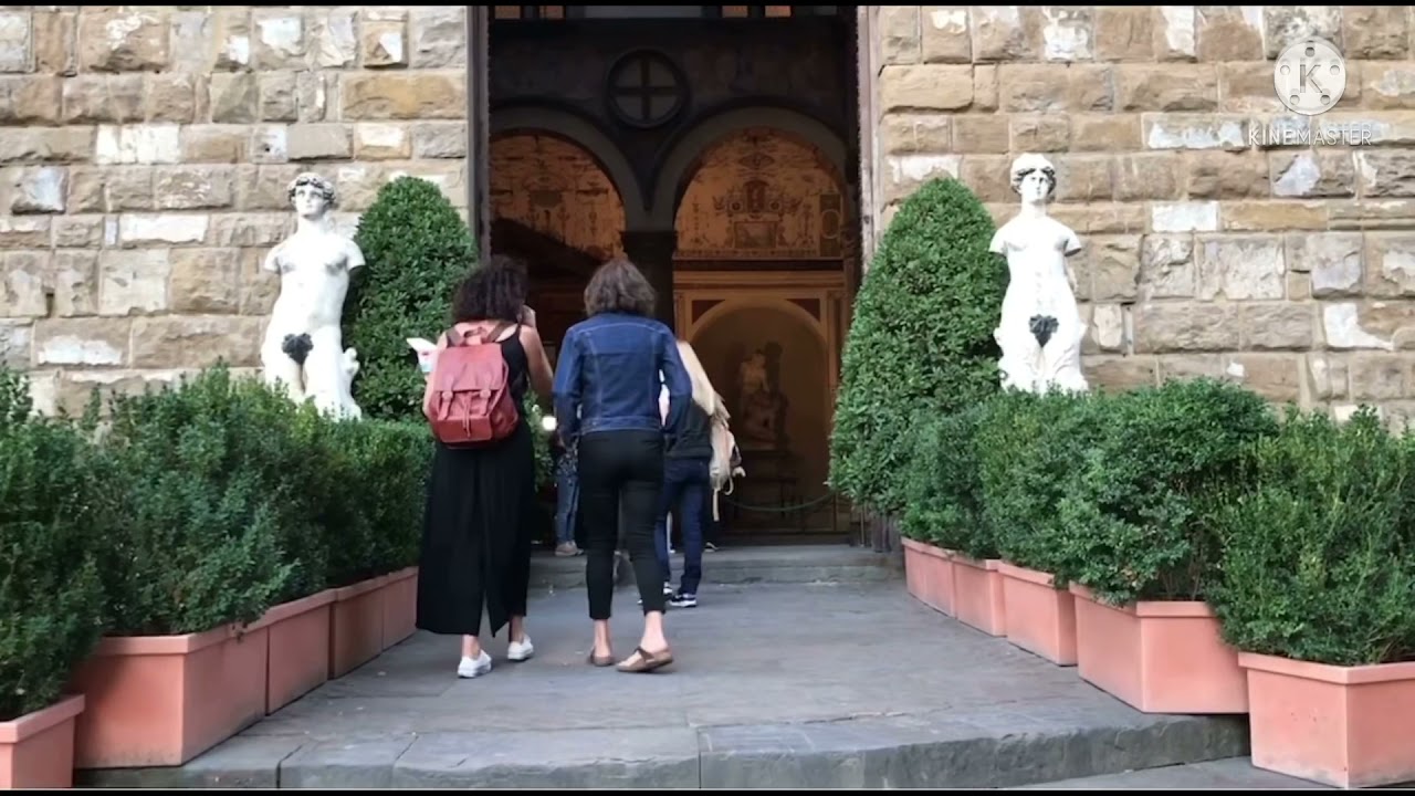 🇮🇹 PIAZZA DELLA SIGNORIA OR THE PALAZZO VECCHIO BUILD IN 1871 IS LOCATED IN THE TOWN OF FIRENZE