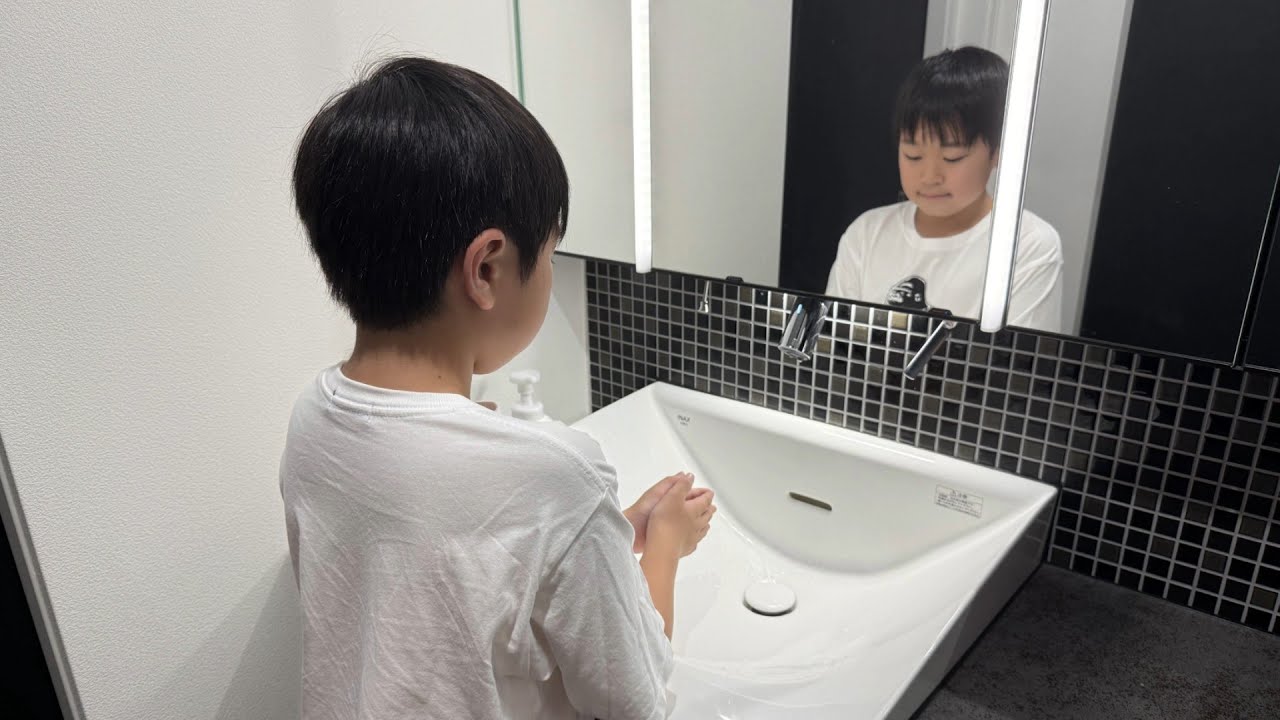 レオくんがお菓子を探してみた！Part3 トイキッズ - YouTube