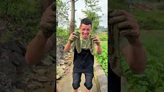 【神ハック】賢い青年がサバイバルで汚れた靴下を賢く綺麗にする方法!