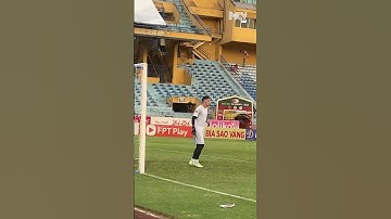 Filip Nguyen phô diễn kỹ năng đỡ bóng như dính vào chân