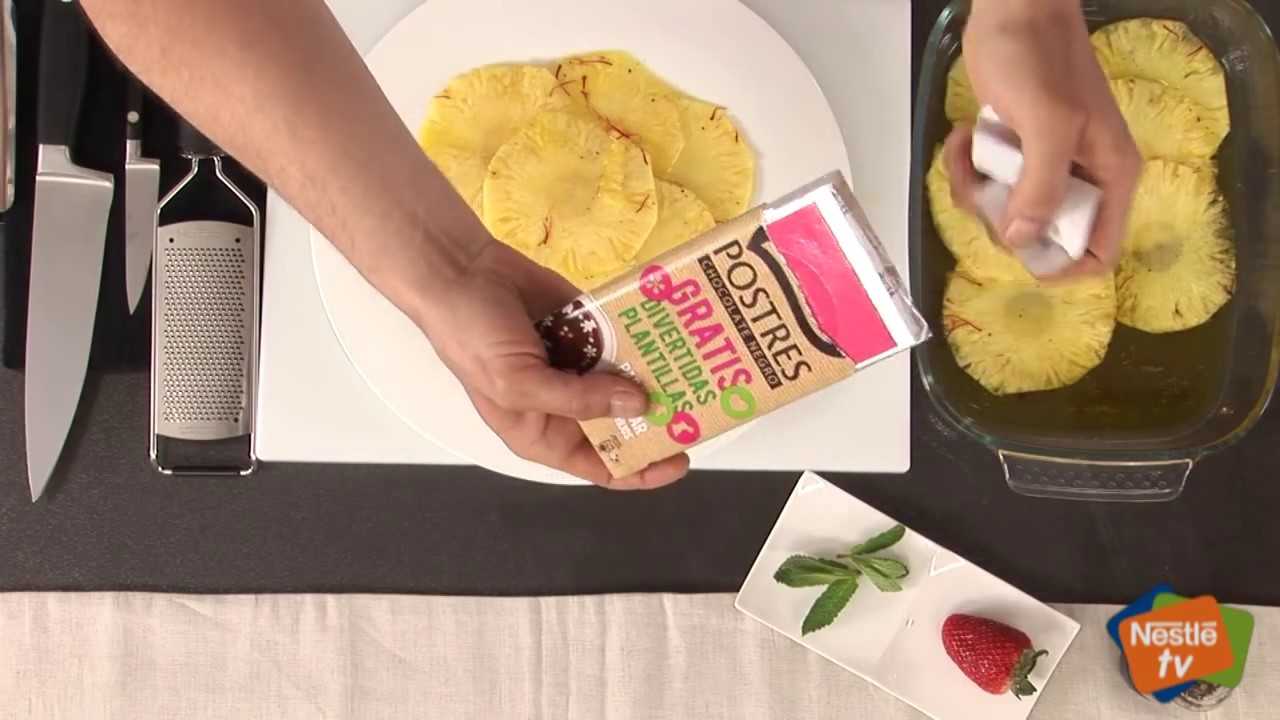 Carpaccio de piña con chocolate y fresa - Recetas de Postres Nestlé