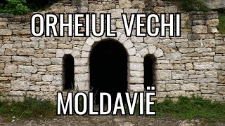 Moldavië - Historische vallei Orheiul Vechi
Orheiul Vechi is een van de belangrijkste historische plekken in Moldavië. Het ligt ongeveer 60 kilometer ten noorden van Chisinau.
In het gebied van kalksteenkliffen, uitgesleten door de Răut-rivier, zijn archeologische vindplaatsen die teruggaan tot de 6e eeuw voor Christus. Er zijn sporen van verschillende beschavingen, waaronder de Daciërs, Tataren en het Gouden Horde-rijk.
Het gebied wordt gedomineerd door hoge kalkstenen kliffen die een dramatisch contrast vormen met de omliggende groene valleien. Deze kliffen zijn gevormd door duizenden jaren van erosie door de Răut-rivier. De rivier slingert zich door het landschap en vormt een prachtige vallei, die een belangrijke rol speelt in het ecosysteem van de regio.
Naast de door mensen uitgehouwen grotkloosters, zijn er natuurlijke grotten die dienden als schuilplaatsen voor dieren en mensen in het verleden. In het gebied zijn sporen gevonden van de Dacische beschaving uit de periode 6e tot 1e eeuw v.Chr., zoals versterkingen, huizen en ceremoniële plekken. Ook keramiek, gereedschappen en wapens zijn hier opgegraven.
Het 13e-eeuwse Grotklooster is uitgehouwen in de kalkstenen rotsen. Het klooster wordt nog steeds gebruikt door orthodoxe monniken en biedt een panoramisch uitzicht over de vallei. In de 15e eeuw werd Orheiul Vechi opnieuw bewoond, ditmaal door Moldavische gemeenschappen. Deze periode bracht een mix van christelijke en lokale architectonische stijlen met zich mee. Beelden, inscripties en iconen uit deze periode zijn bewaard gebleven.
In de 14e eeuw was Orheiul Vechi een belangrijk administratief en militair centrum voor de Gouden Horde, een Mongoolse khanaat. Archeologen hebben hier sporen gevonden van een stedelijke nederzetting met versterkte muren, een Tataars badhuis, dat geavanceerde technieken voor waterverwarming en drainage had, en Islamitische munten, sieraden en inscripties.
De vondst van munten uit Mongools, Byzantijns en Europees gebied wijst op het belang van Orheiul Vechi als handelscentrum. Kruzifixen, iconen en rituele objecten tonen de invloed van verschillende religieuze tradities, waaronder het christendom en de islam.
De flora in Orheiul Vechi is kenmerkend voor de steppe- en bos-steppezones van Moldavië. De valleien zijn bedekt met wilde bloemen en grassen, waaronder klaprozen, kamille en korenbloemen, die vooral in de lente en zomer bloeien. In de omliggende heuvels groeien eiken, beuken en linden. Door de unieke kalksteenbodem groeien hier enkele zeldzame plantensoorten die typisch zijn voor rotsachtige habitats.
We visited Moldova on our overland trip by car (a Toyota LandCruiser 4WD campervan) from the Netherlands to Czechia, Austria, Slovakia, Hungary, Romania, Ukraine and Moldova; see our channel https://www.youtube.com/user/JanvanBekkum for hundreds of clips. More clips of Moldova can be found here: https://www.youtube.com/playlist?list=PLMYlw_C7EP8JknTDdG9N7tWjbAUwpc_zh.
Music and/or sound effects:
- Soledad performed by Marcos Molina, downloaded from Pixabay (https://pixabay.com/);
- Industrial Cinematic by Kevin MacLeod. Link: www.incompetech.com. License: http://creativecommons.org/licenses/by/4.0/;
- Gregorian Chant by Kevin MacLeod. Link: www.incompetech.com. License: http://creativecommons.org/licenses/by/4.0/;
- Ill Remember You performed by ,distributed by YouTube (https://studio.youtube.com/channel/UC_rT1jOAACGE5B6IWTBFsPA/music).
Software used to create this video includes:
- Vegasaur toolkit (https://vegasaur.com/). Moldavië - Historische vallei Orheiul Vechi