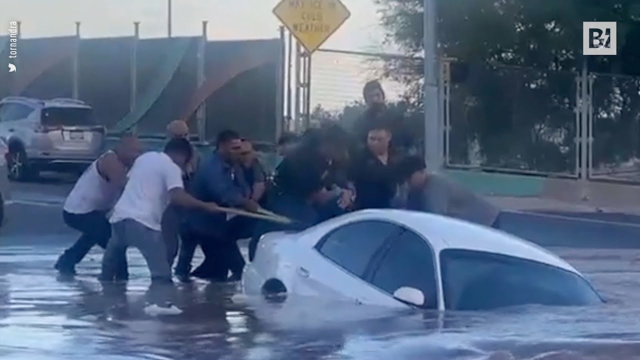 Texas, donna salvata mentre la sua auto sprofonda in una voragine