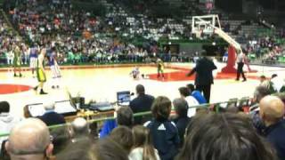 Harlem Globetrotters - Fire Fly's break-dance @ Mandela Forum