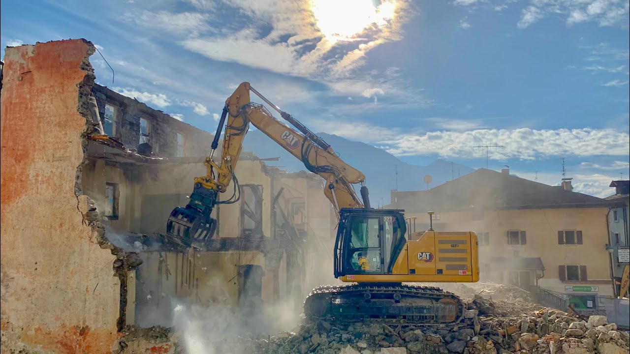 CATERPILLAR 323 NEXT GENERATION || demolizione vecchia casa ||