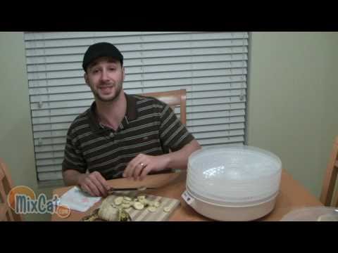 banana-chips-&-sweet-potato-chips-in-the-dehydrator.