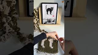 Creating a cute cat pattern using loop yarn — no needles needed 🧶