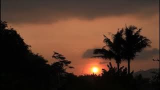(background video) pemandangan alam senja yang indah.
