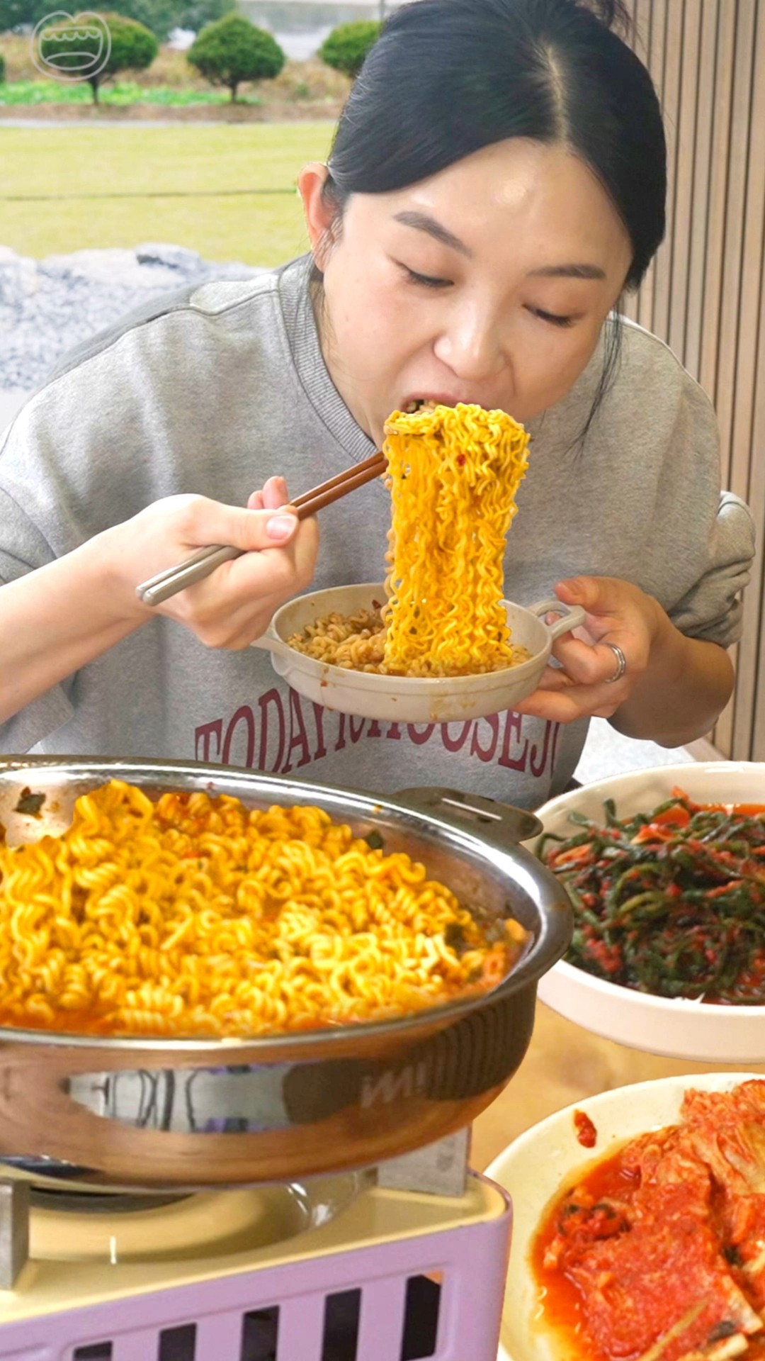 마당에서 라면에 파김치