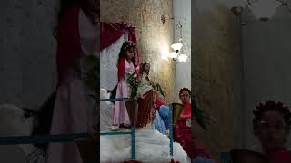 Cecília coroando com terço e Samuel com o cetro sagrado coração de Jesus