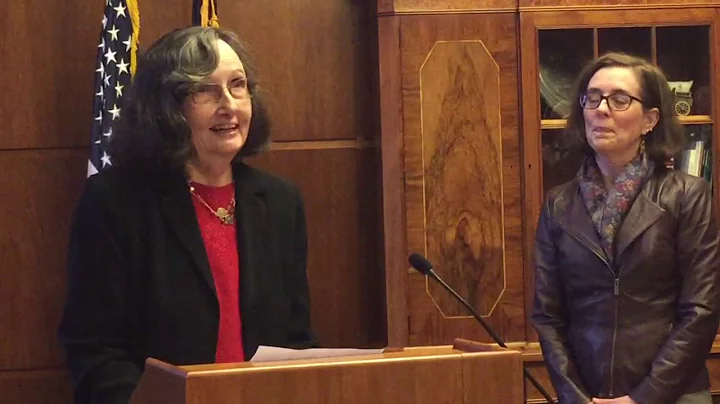 Nancy Campbell Mead accepts her Oregon Women of Ac...