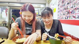【子琳與四個姊姊】挑戰辣度(上)傳說中救護車最常來的麵店!她們能成功吃完嗎?