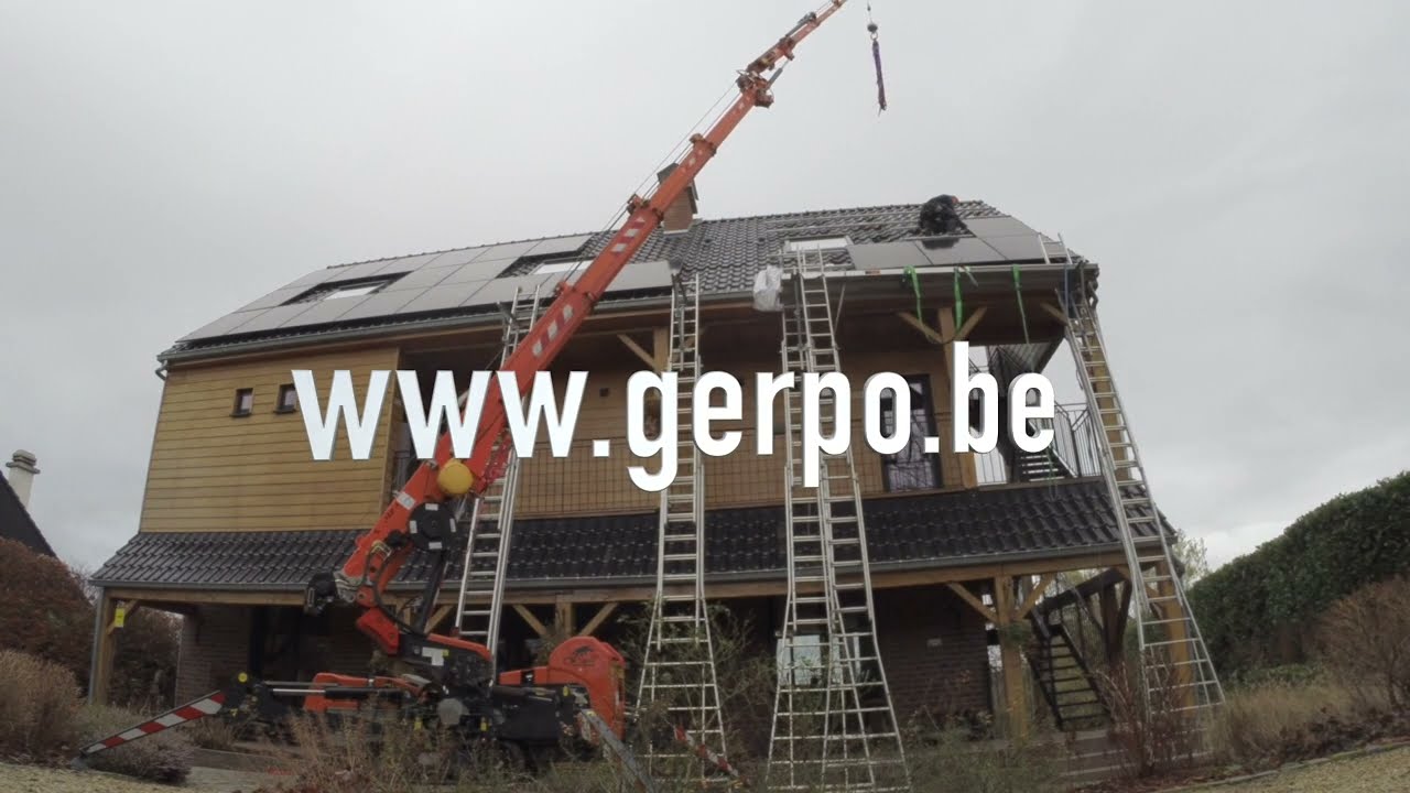 Zonnepanelen op dak hijsen met Jekko spinkraan minikraan