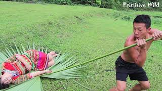Primitive Wild: Guy Meet Ethnic Girl Lying With Fish - Catching Fish Survival