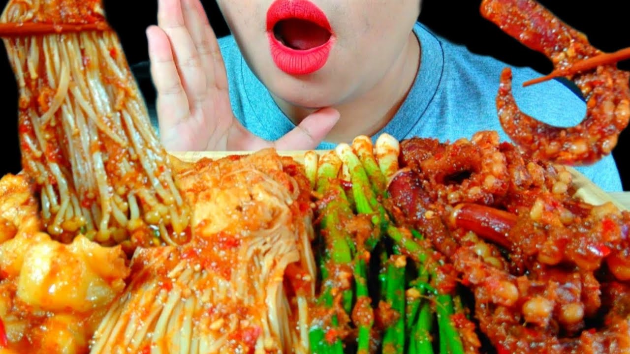 EATING SHOW//Spicy curry paste, enoki mushroom, squid, chicken feet ...