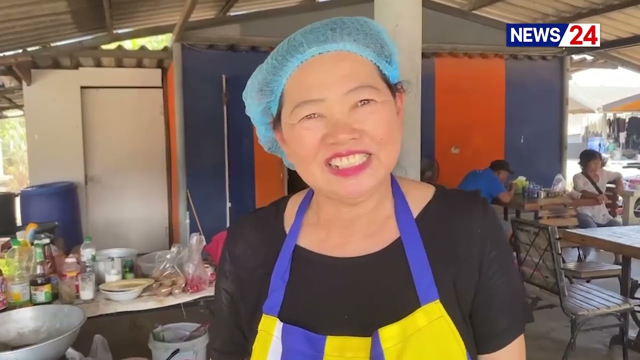 ตาบอดหนึ่งข้าง ขาซ้ายหัก 5 ท่อน ส้นเท้าหาย ยืนหน้าเตาขายก๋วยเตี๋ยวหมูตุ๋น–ไก่ตุ๋น ส่งลูกเรียนจนจบ