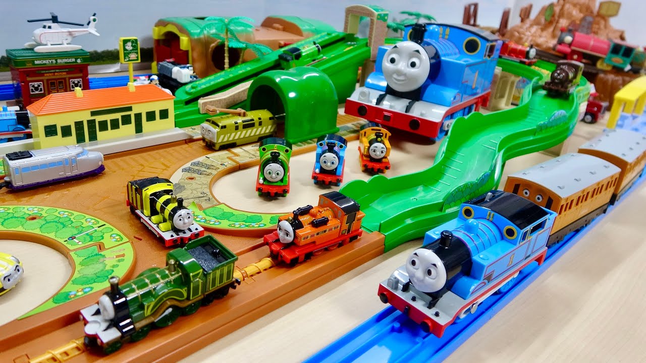 トーマス Thomas the Tank Engine runs on Big Thunder Mountain☆Tomica zoom