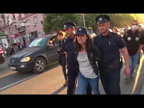 აქციის მონაწილეების დაკავება ფილარმონიასთან