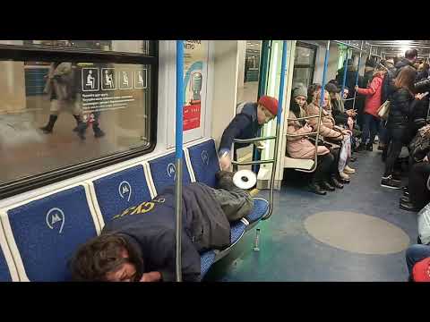 пьяный в метро.