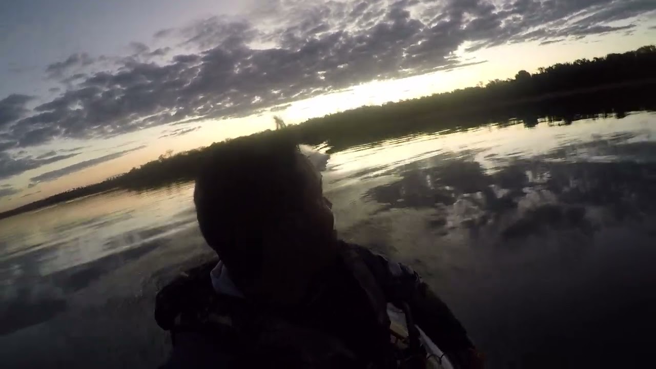 caiaque dorado andando muito   . motor 9.9hp ,