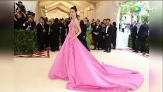 奚梦瑶红裙亮Met Gala 简约大气，露出美背性感迷人
