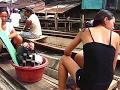 Recorriendo en bote la zona inundada de Belén, Iquitos