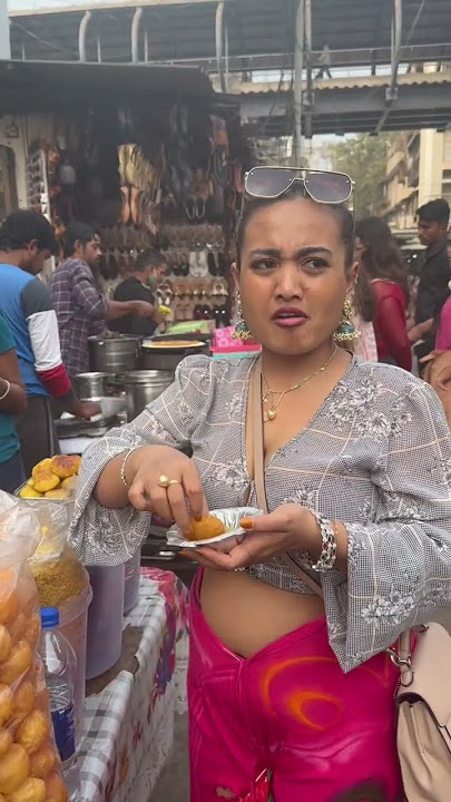 Lina Mukherjee Makan Panipuri Di India