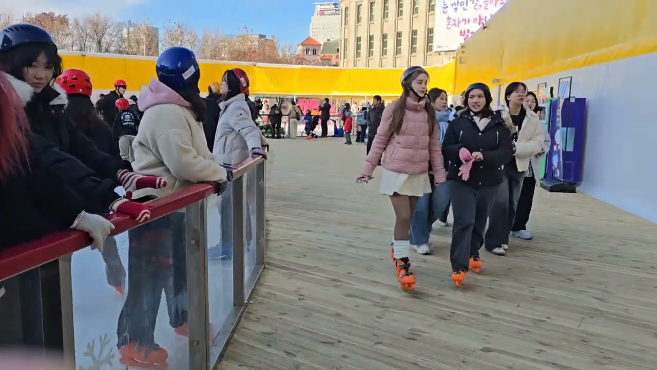 서울광장 스케이트장 씽씽 달려라 