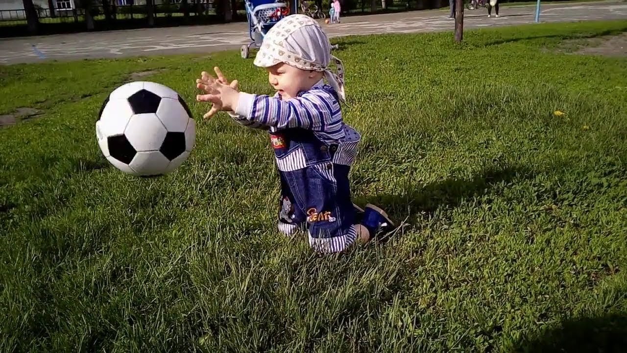 Одна из первых игр с мячом. Мяч в игре!. Мяч для детей. Маленький футболист. Мячики для детей.
