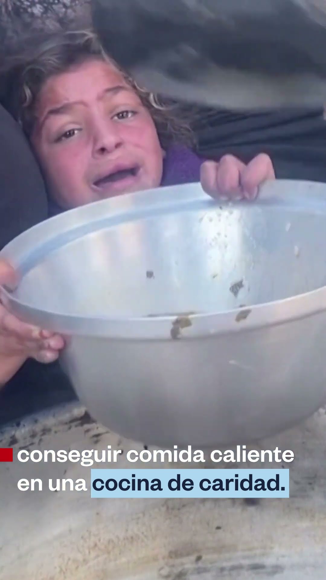 Decenas de palestinos luchan por un plato de comida en Gaza | Noticias Telemundo
