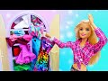 Barbie organise un videgrenier vido pour filles avec les poupes