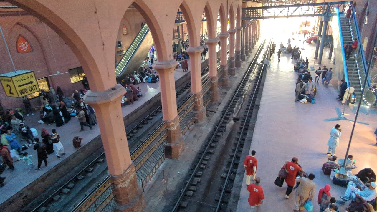 8DN TEZGAM ARRIVAL AT LAHORE | RAILWAY STATION UPDATES | RAILFAN COUPLE