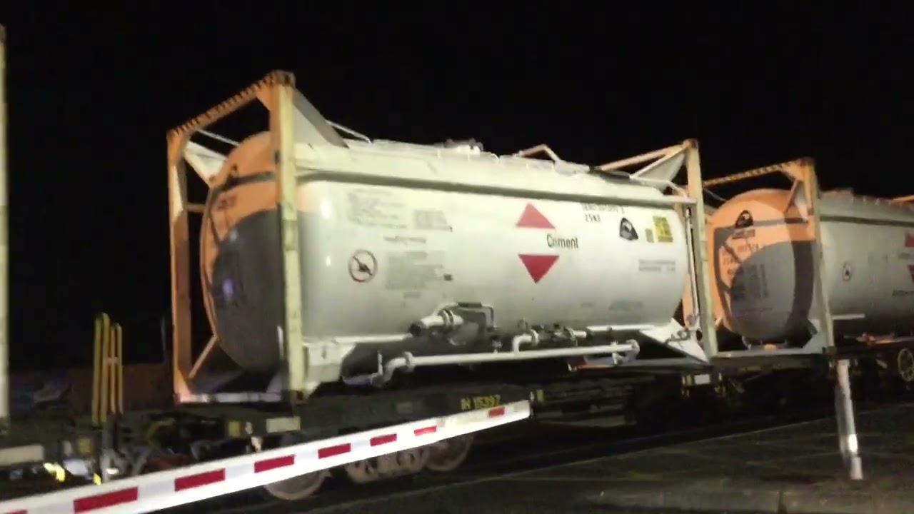 DXB 5074 & DC 4012 on express freight 934