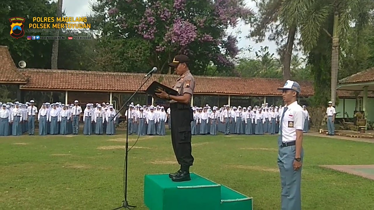 Kapolsek Mertoyudan menjadi pembina upacara di SMA N 1 Kota mungkid / upacara 14 Oktober 2019