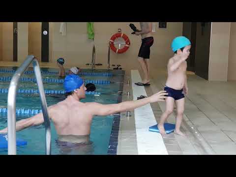 Video: Cómo Nadar Con Un Niño