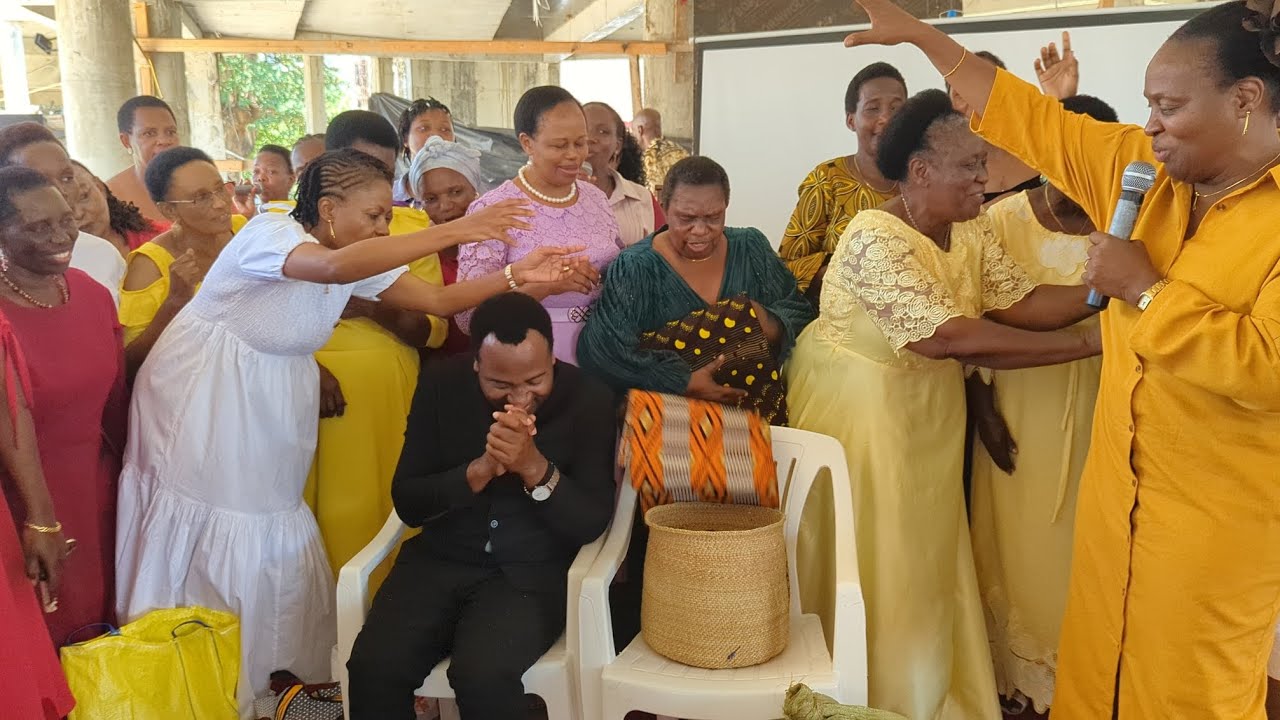 WANAWAKE WA AICT MBEZI BEACH WAKIMTUNZA /Mwl.Edwin /KAMA SHUKRANI KWA MAFUNDISHO ALIYOWEZA KUWAPATIA